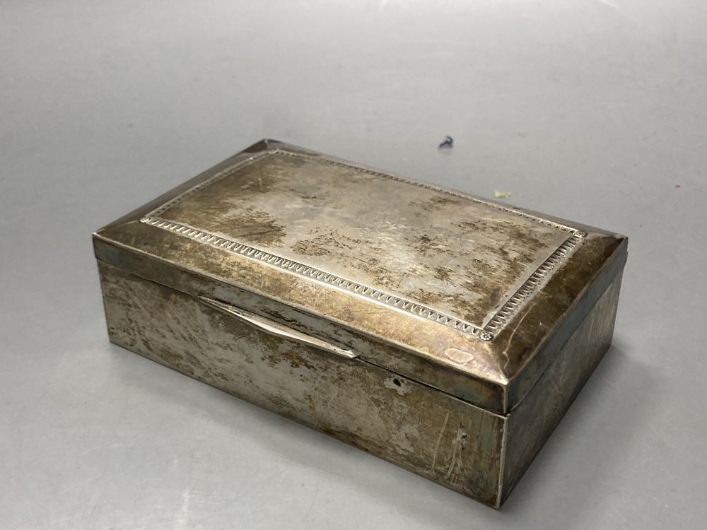 A German 800 white metal rectangular cigarette box, 13.6cm.